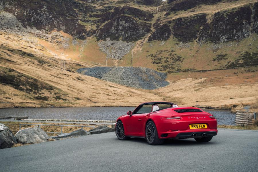  Porsche 911 Carrera 4S Cabriolet 2016 года  (UK) (фото 19 из 30)